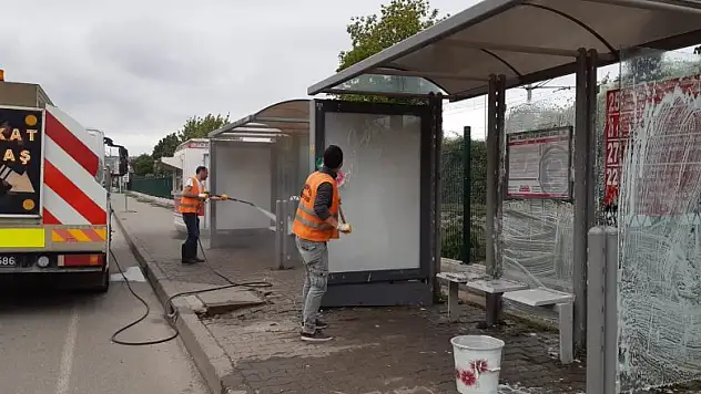 Otobüs durakları dezenfekte edildi
