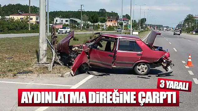 Otomobil aydınlatma direğine çarptı: 3 yaralı