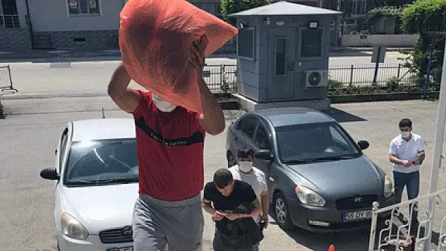 Mağazadan kıyafet hırsızlığına 2 gözaltı