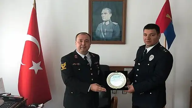 Tayini çıkan komutana plaket