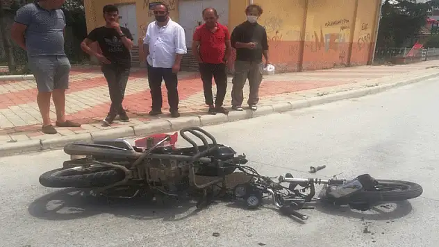 Traktöre çarpan motosiklet sürücüsü yaralandı
