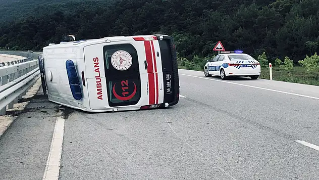 112 ambulansı devrildi: 1 yaralı