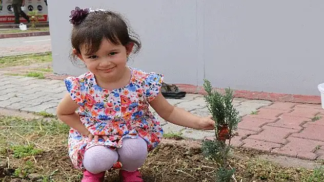 Şehit Arslan'ın minik kızı babasının adını taşıyan ağacı dikti