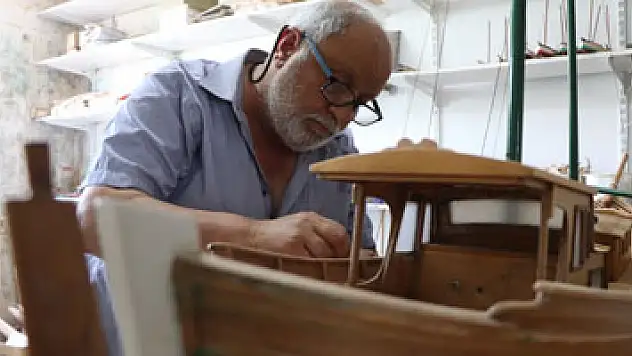 El emeği ile yaptığı maket gemiler tarihe ayna tutuyor