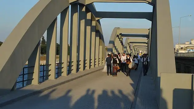 Bu köprüden geçmeyen gelin, düğün salonuna gitmiyor   