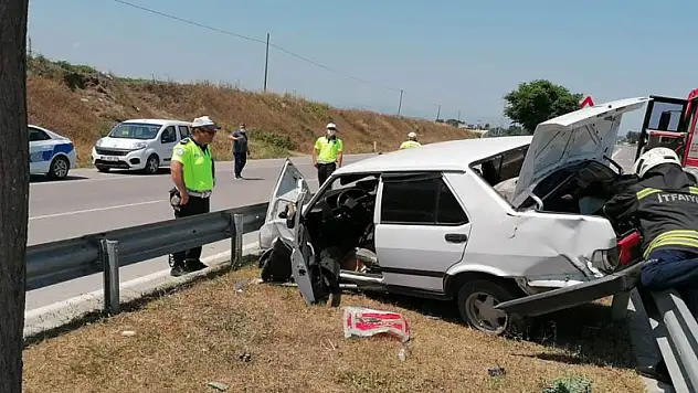 Otomobil bariyerlere çarptı: 1 yaralı