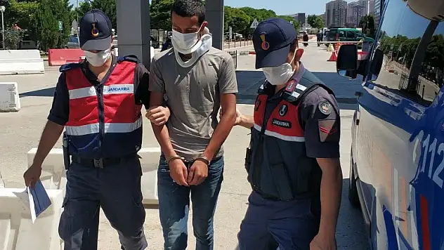 İntikam için için araba çaldı, camlarını kırdı 