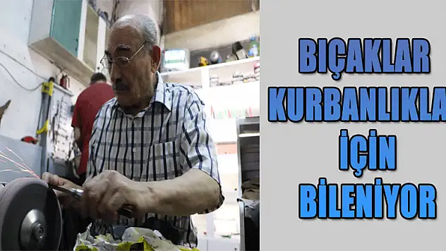Bıçaklar kurbanlıklar için bileniyor