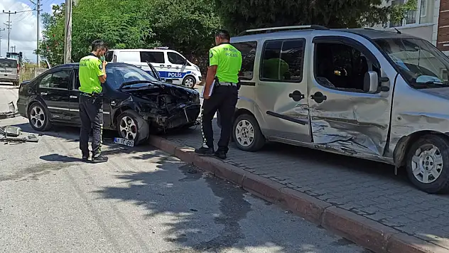 Hafif ticari araçla otomobil çarpıştı: 1 yaralı