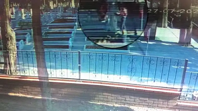 Çocuklar şehitlikteki bayrakları çaldı 