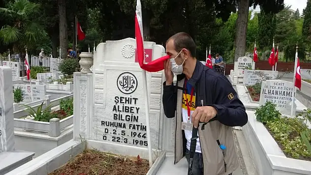 Görme engelli vatandaş 20 senedir şehitlikte Kur'an okuyor 