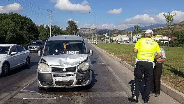 Kamyonet ışıkta bekleyen araca çarptı