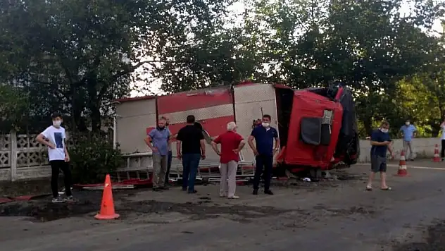 Samsun'da yangına giden itfaiye aracı devrildi: 2 yaralı 