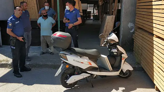 Elektrikli motosiklet sürücüsü kazada yaralandı