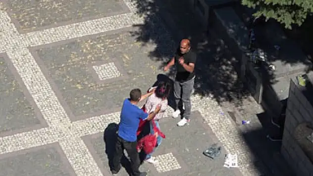 Gündüz vakti parkta alkol alan şahıslar ortalığı birbirine kattı