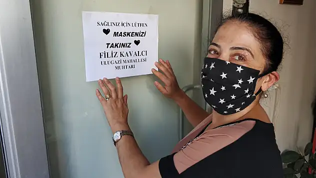 Kadın muhtardan 'maskenizi takın' broşürü