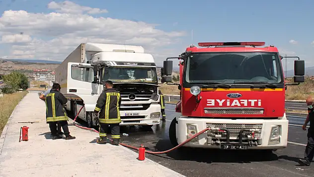 Kastamonu'da yanan tırı, yıldan geçen beton mikseri söndürdü