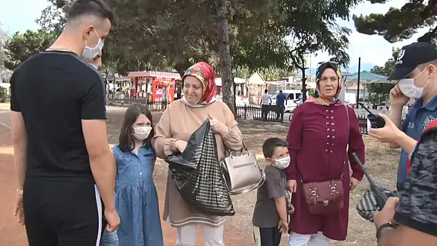 Alışveriş poşetini unutup gezince polisi alarma geçirdiler