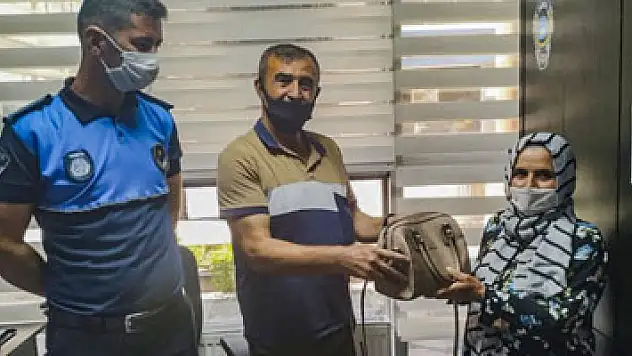Sabah yürüyüşünde bulduğu içi altın ve para dolu çantayı sahibine teslim etti
