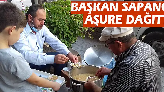 Başkan Sapancı aşure dağıttı