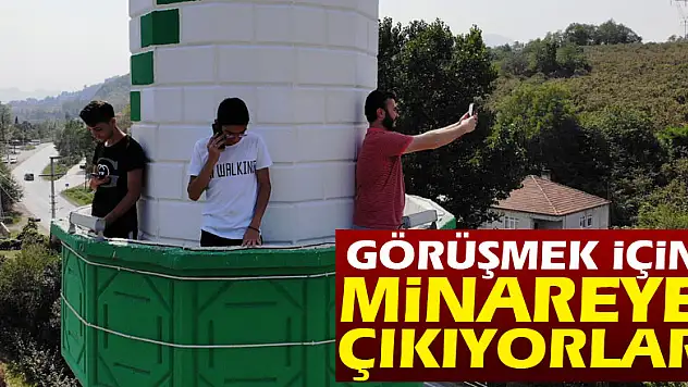 Telefon çekmeyen kırsal mahallede görüşmek için minareye çıkıyorlar