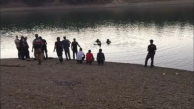 Serinlemek için girdiği gölette boğuldu