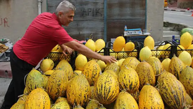 Yola savrulan kavunlar el birliğiyle toplandı