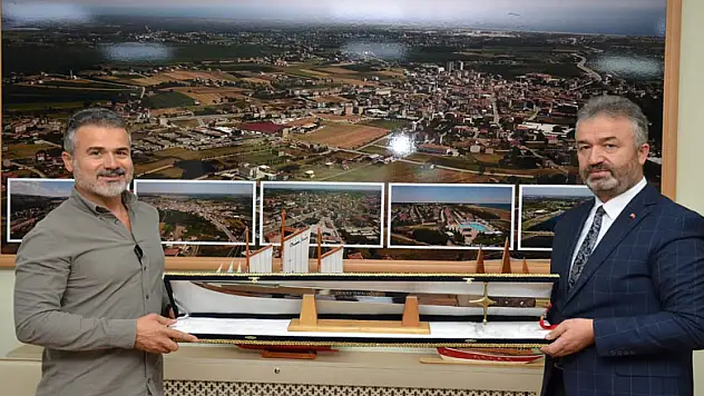 Başkan Topaloğlu'ndan Suat Kılıç'a Osmanlı kılıcı