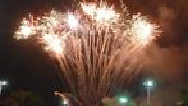 Samsun geceleri havai fişekle aydınlanıyor