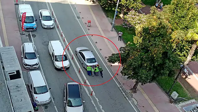 3 kadın, yolda kalan sürücünün yardımına koştu