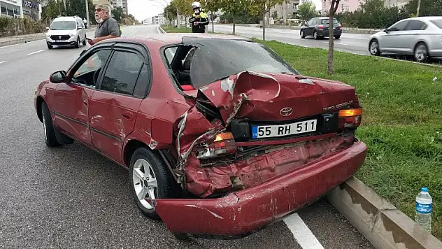 Minibüs otomobile çarpıp kaçtı 