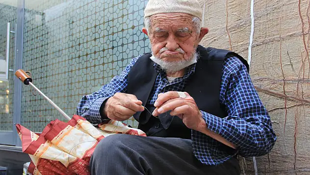 Samsun'da 90 yaşındaki şemsiye tamircisi kış sezonuna hazırlanıyor