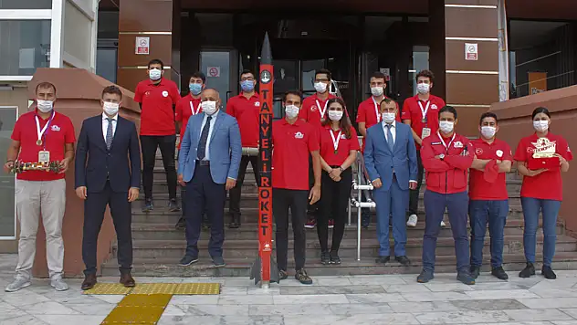 Şampiyon roket takımı irtifa yükseltti