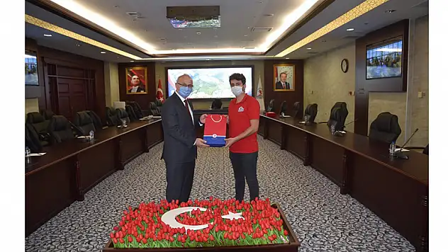 Rektör Ünal, Türkiye birincisi Tanyeli Roket Takımı'nı tebrik etti