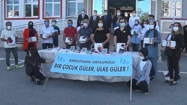 Samsun'da 'Sınıf Tam Öğretmenim' kampanyasında 2 bin 500 öğrenciye tablet ulaştırıldı