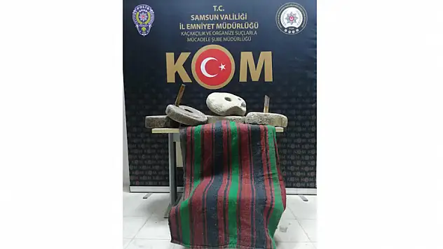Evinde kaçak kilim ve öğütme taşı ele geçti