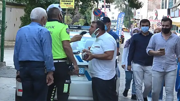 Samsun'da geri viteste pedalı takılan araç dükkana girdi: 1 yaralı