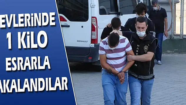 Evlerinde 1 kilo esrarla yakalandılar