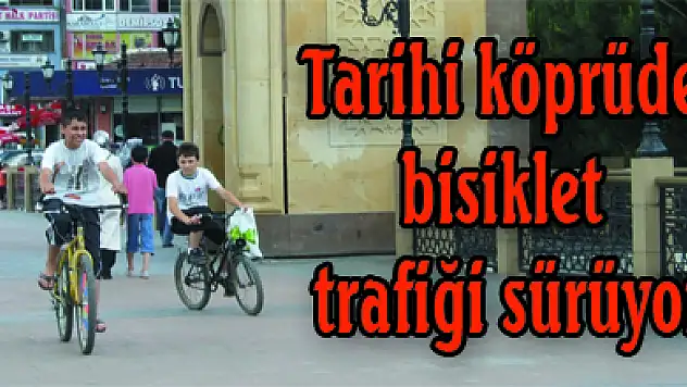 Tarihi köprüde bisiklet trafiği sürüyor