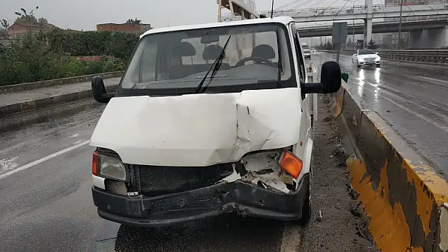 Kamyonet beton bariyere çarptı: 1 yaralı