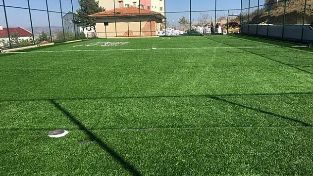 Kırsal mahalleye sentetik çim saha