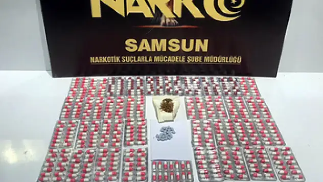 Evinde uyuşturucu haplarla yakalandı