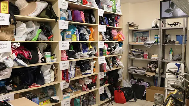 Tramvaylarda unutulan eşyalar sahiplerini bekliyor