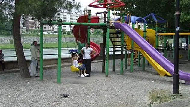 Sıcaktan bunalan Çarşambalılar gölge avında!