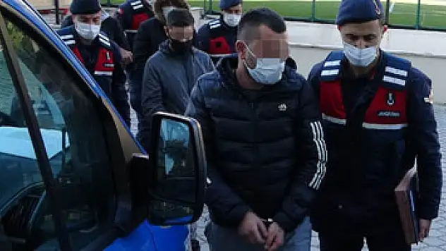 Çuvallar içinde 9 kilo esrarla yakalandılar