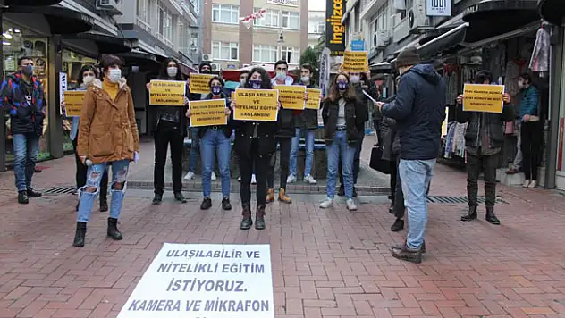 OMÜ'lü öğrencilerden 'kamera' eylemi