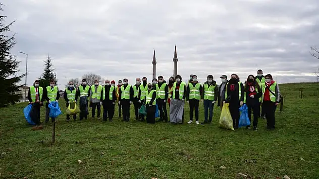 Rektör Ünal, öğrencilerle daha temiz doğa için çöp topladı