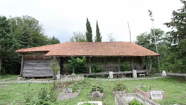 800 yıllık tarihi cami zamana direniyor