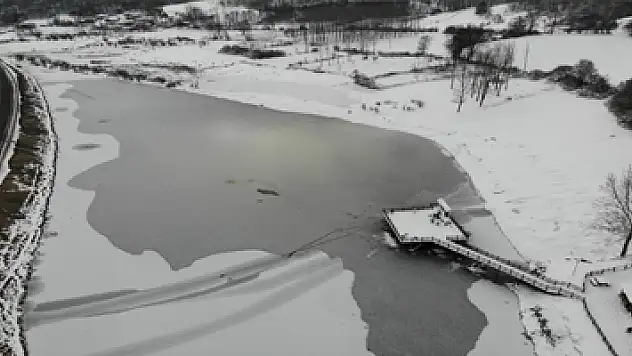 870 hektarlık göl buz tuttu