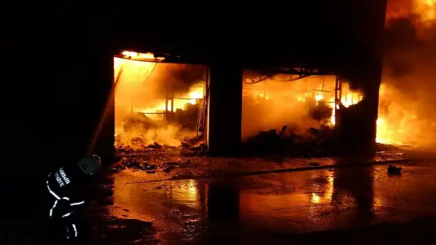 Samsun'da sanayi sitesindeki yangın söndürme çalışması devam ediyor 